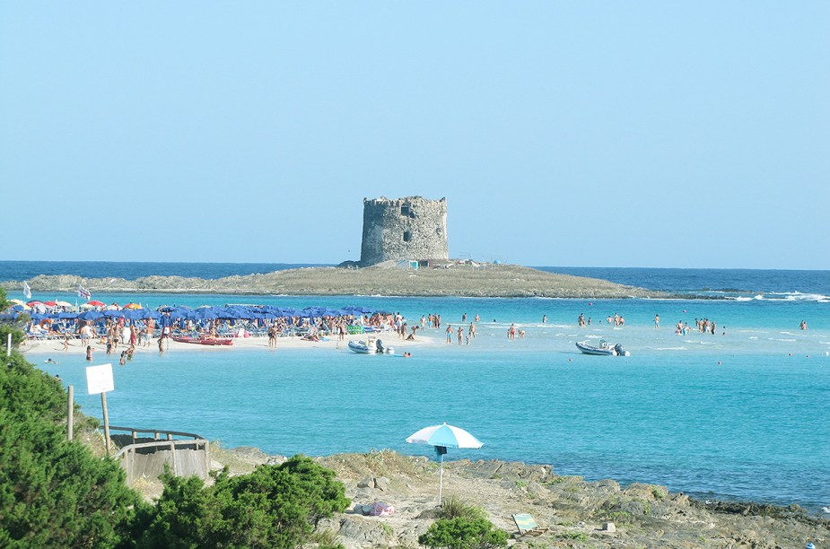 <strong>La Pelosa</strong> A praia fica na comuna de Stintino. E não só tem um visual incrível como também ótima estrutura para curtir o dia, fazer mergulhos e windsurfe. A Torre della Pelosa é um importante componente na paisagem da praia, é herança da idade média. <a href="https://www.booking.com/searchresults.en-gb.html?aid=332455&lang=en-gb&sid=eedbe6de09e709d664615ac6f1b39a5d&sb=1&src=searchresults&src_elem=sb&error_url=https%3A%2F%2Fwww.booking.com%2Fsearchresults.en-gb.html%3Faid%3D332455%3Bsid%3Deedbe6de09e709d664615ac6f1b39a5d%3Bcity%3D-119645%3Bclass_interval%3D1%3Bdest_id%3D-112496%3Bdest_type%3Dcity%3Bdtdisc%3D0%3Bfrom_sf%3D1%3Bgroup_adults%3D2%3Bgroup_children%3D0%3Bhighlighted_hotels%3D1698762%3Binac%3D0%3Bindex_postcard%3D0%3Blabel_click%3Dundef%3Bno_rooms%3D1%3Boffset%3D0%3Bpostcard%3D0%3Braw_dest_type%3Dhotel%3Broom1%3DA%252CA%3Bsb_price_type%3Dtotal%3Bsearch_selected%3D1%3Bsrc%3Dsearchresults%3Bsrc_elem%3Dsb%3Bss%3DMariolu%252C%2520%25E2%2580%258BCala%2520Gonone%252C%2520%25E2%2580%258BSardinia%252C%2520%25E2%2580%258BItaly%3Bss_all%3D0%3Bss_raw%3DCala%2520Mariolu%3Bssb%3Dempty%3Bsshis%3D0%3Bssne_untouched%3DLampedusa%26%3B&ss=Stintino%2C+%E2%80%8BSardinia%2C+%E2%80%8BItaly&ssne=Cala+Gonone&ssne_untouched=Cala+Gonone&city=-112496&checkin_monthday=&checkin_month=&checkin_year=&checkout_monthday=&checkout_month=&checkout_year=&no_rooms=1&group_adults=2&group_children=0&highlighted_hotels=&from_sf=1&ss_raw=Stintino&ac_position=0&ac_langcode=en&dest_id=-130244&dest_type=city&place_id_lat=40.937199&place_id_lon=8.2275&search_pageview_id=e45d9075be0400fb&search_selected=true&search_pageview_id=e45d9075be0400fb&ac_suggestion_list_length=5&ac_suggestion_theme_list_length=0" target="_blank" rel="noopener"><em>Busque hospedagens em Stintino no Booking.com</em></a>