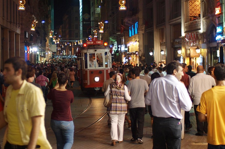 A Avenida Istiklal (em turco: İstiklâl Caddesi), no sofisticado bairro de Beyoğlu, em  Istambul, é ótima para compras e para experimentar quitutes da culinária turca