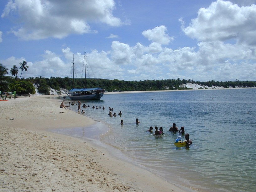 Um dos locais preferidos pelos que vão a Barra de São Miguel, a Praia do Gunga está localizada onde o mar encontra a bela Lagoa do Roteiro