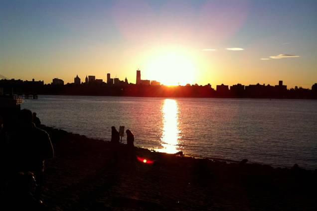 Pôr do sol no East River State Park, com a vista de Manhattan ao fundo <a href="https://viajeaqui.abril.com.br/materias/10-atracoes-gratis-em-nova-york" rel="+ 10 atrações gratuitas para curtir em Nova York no verão" target="_blank"><strong>+ 10 atrações gratuitas para curtir em Nova York no verão</strong></a> Pôr do sol no East River State Park, com a vista de Manhattan ao fundo <a href="https://viajeaqui.abril.com.br/materias/10-atracoes-gratis-em-nova-york" rel="+ 10 atrações gratuitas para curtir em Nova York no verão" target="_blank"><strong>+ 10 atrações gratuitas para curtir em Nova York no verão</strong></a>