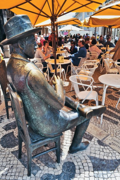 A estátua esculpida em bronze do poeta português Fernando Pessoa divide espaço com as mesinhas ao ar livre dispostas em frente ao tradicional café A Brasileira, no Chiado, bairro lisboeta onde Pessoa nasceu. Criada pelo artista Antônio Augusto Lagoa Henriques, a obra foi inaugurada em 13 de julho de 1988, por iniciativa da Câmara Municipal de Lisboa.