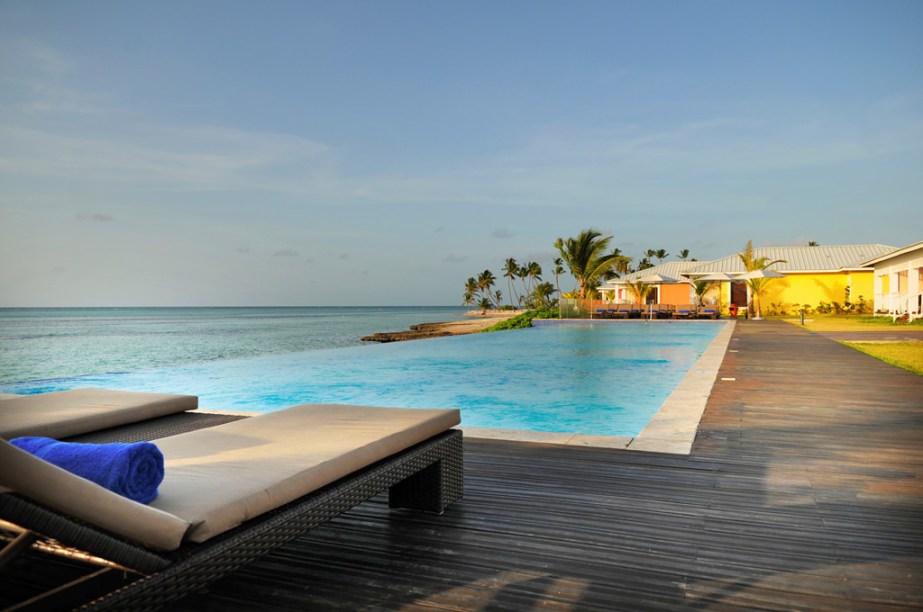 A água da piscina de borda infinita do resort Club Med se confunde com o mar