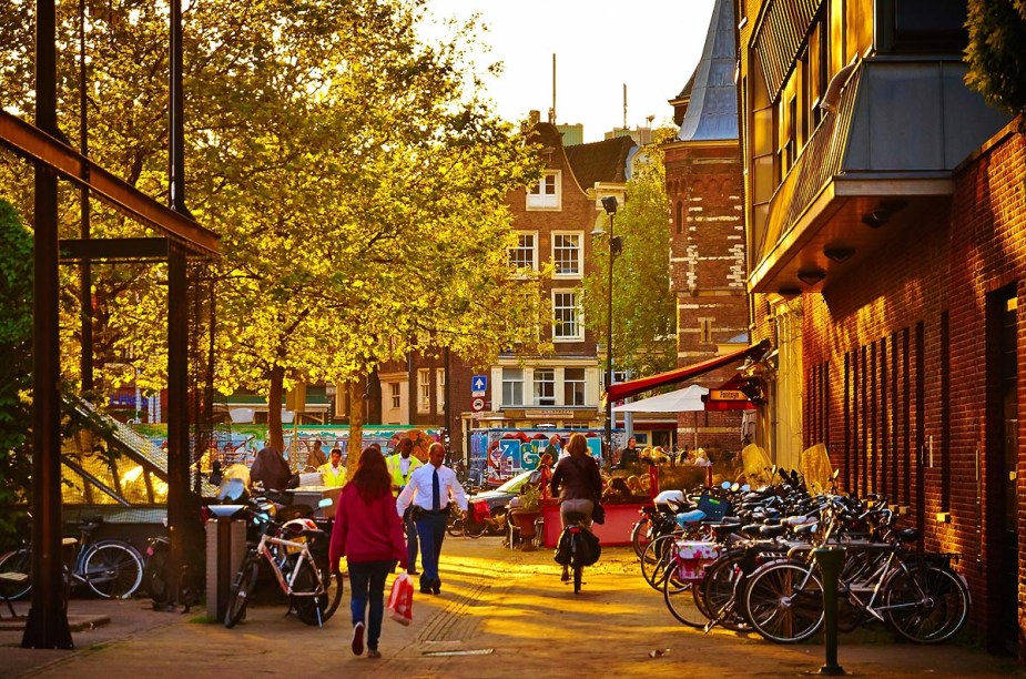 O caminho à beira do rio Amstel é ótimo para se ambientar à vida das bicicletas em Amsterdã