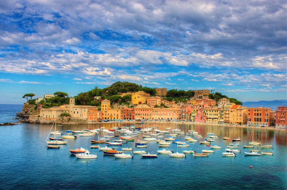 <strong>Baía do Silêncio</strong> Quem toma conta da água na <em>Baia del Silenzio</em>, na região de Sestri Levante, não são os banhistas, mas sim as centenas de barquinhos de pesca que já são típicos do local. O contraste das casinhas coloridas com o azul do mar encanta qualquer um que passa, e rende belas fotos. Apesar de ser uma praia de pescadores, os turistas também conseguem aproveitar os dias, em uma estreita faixa de areia. <em><a href="https://www.booking.com/searchresults.en-gb.html?aid=332455&lang=en-gb&sid=eedbe6de09e709d664615ac6f1b39a5d&sb=1&src=searchresults&src_elem=sb&error_url=https%3A%2F%2Fwww.booking.com%2Fsearchresults.en-gb.html%3Faid%3D332455%3Bsid%3Deedbe6de09e709d664615ac6f1b39a5d%3Bcity%3D-112496%3Bclass_interval%3D1%3Bdest_id%3D-130244%3Bdest_type%3Dcity%3Bdtdisc%3D0%3Bfrom_sf%3D1%3Bgroup_adults%3D2%3Bgroup_children%3D0%3Binac%3D0%3Bindex_postcard%3D0%3Blabel_click%3Dundef%3Bno_rooms%3D1%3Boffset%3D0%3Bpostcard%3D0%3Braw_dest_type%3Dcity%3Broom1%3DA%252CA%3Bsb_price_type%3Dtotal%3Bsearch_selected%3D1%3Bsrc%3Dsearchresults%3Bsrc_elem%3Dsb%3Bss%3DStintino%252C%2520%25E2%2580%258BSardinia%252C%2520%25E2%2580%258BItaly%3Bss_all%3D0%3Bss_raw%3DStintino%3Bssb%3Dempty%3Bsshis%3D0%3Bssne_untouched%3DCala%2520Gonone%26%3B&ss=Sestri+Levante%2C+%E2%80%8BLiguria%2C+%E2%80%8BItaly&ssne=Stintino&ssne_untouched=Stintino&city=-130244&checkin_monthday=&checkin_month=&checkin_year=&checkout_monthday=&checkout_month=&checkout_year=&no_rooms=1&group_adults=2&group_children=0&highlighted_hotels=&from_sf=1&ss_raw=Sestri+Levante&ac_position=0&ac_langcode=en&dest_id=-129637&dest_type=city&place_id_lat=44.26985&place_id_lon=9.393159&search_pageview_id=4914909180e4006d&search_selected=true&search_pageview_id=4914909180e4006d&ac_suggestion_list_length=5&ac_suggestion_theme_list_length=0" target="_blank" rel="noopener">Busque hospedagens em Sestri Levante no Booking.com</a></em>