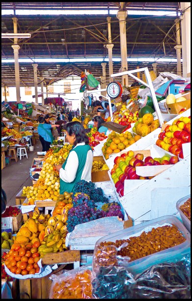 <strong>Mercado San Pedro</strong>Conhecer o mercado central San Pedro ajuda a desvendar ainda mais a herança inca. Ali se encontra um sem-número de tipos de milho, cereais e batata que a gente nunca viu. Para quem gosta de arte, vale passear pelo bairro de San Blas, a Monmartre cusquenha, onde estão concentrados artesãos e artistas plásticos. Sem contar que o bairro é muito charmoso