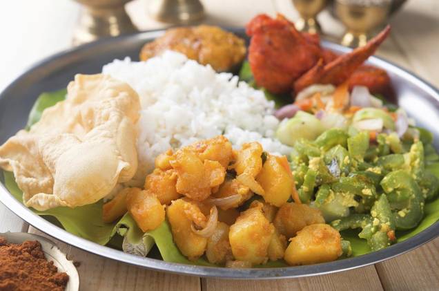 Já se ambientou à comida indiana? Então está na hora de experimentar o thali Já se ambientou à comida indiana? Então está na hora de experimentar o thali