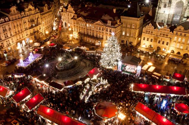 <a href="https://viajeaqui.abril.com.br/cidades/republica-tcheca-praga" rel="Praga – República Tcheca " target="_blank"><strong>Praga – República Tcheca </strong></a>A <a href="https://viajeaqui.abril.com.br/estabelecimentos/republica-tcheca-praga-atracao-staromestske-namesti-praca-da-cidade-velha" rel="Praça da Cidade Velha" target="_blank">Praça da Cidade Velha</a> é o ponto natalino mais movimentado da capital da República Tcheca. Uma imensa árvore de Natal iluminada é ponto de referência no local que fica rodeado por uma feira natalina com delícias, badulaques típicos dessa época do ano e bebidas quentes para espantar o frio<a href="https://www.booking.com/city/cz/prague.pt-br.html?aid=332455&label=viagemabril-natal" rel="Veja hotéis em Praga no booking.com" target="_blank"><em>Veja hotéis em Praga no Booking.com</em></a> <a href="https://viajeaqui.abril.com.br/cidades/republica-tcheca-praga" rel="Praga – República Tcheca " target="_blank"><strong>Praga – República Tcheca </strong></a>A <a href="https://viajeaqui.abril.com.br/estabelecimentos/republica-tcheca-praga-atracao-staromestske-namesti-praca-da-cidade-velha" rel="Praça da Cidade Velha" target="_blank">Praça da Cidade Velha</a> é o ponto natalino mais movimentado da capital da República Tcheca. Uma imensa árvore de Natal iluminada é ponto de referência no local que fica rodeado por uma feira natalina com delícias, badulaques típicos dessa época do ano e bebidas quentes para espantar o frio<a href="https://www.booking.com/city/cz/prague.pt-br.html?aid=332455&label=viagemabril-natal" rel="Veja hotéis em Praga no booking.com" target="_blank"><em>Veja hotéis em Praga no Booking.com</em></a>