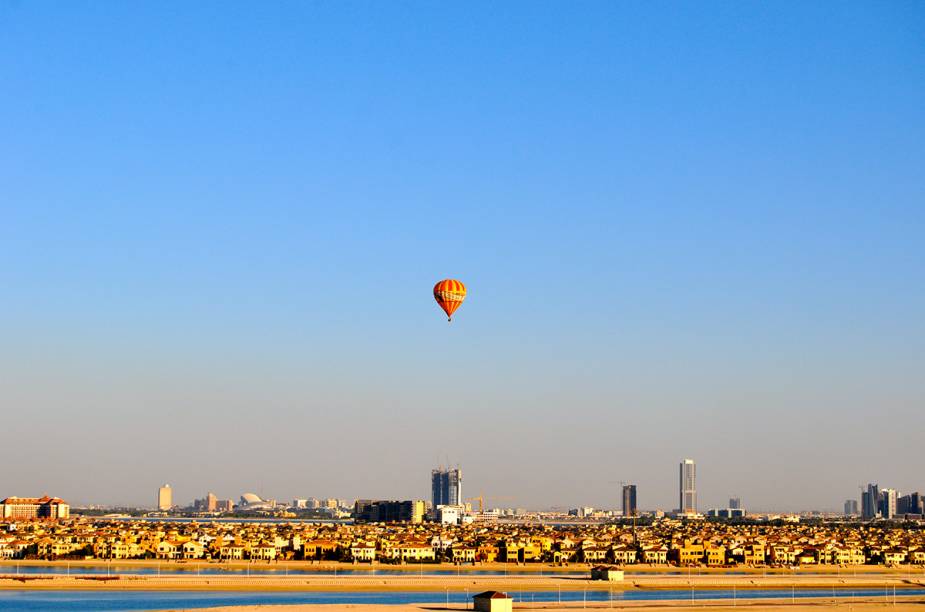 Tudo acontece em <a href="https://gutenberg.viagemeturismo.abril.com.br/cidades/dubai/">Dubai</a>. Passeios de balão também. Alguns voos até passam sobre a cidade dos <a href="https://gutenberg.viagemeturismo.abril.com.br/paises/emirados-arabes-unidos/">Emirados Árabes Unidos</a>, onde os turistas podem observar a modernidade e luxo árabe. Mas o passeio mais procurado é sobre o deserto. A 30 minutos da cidade, quem sobe em um balão no deserto é presenteado com a visão de dunas, oásis e camelos.