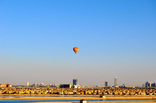 Tudo acontece em <a href="https://gutenberg.viagemeturismo.abril.com.br/cidades/dubai/">Dubai</a>. Passeios de balão também. Alguns voos até passam sobre a cidade dos <a href="https://gutenberg.viagemeturismo.abril.com.br/paises/emirados-arabes-unidos/">Emirados Árabes Unidos</a>, onde os turistas podem observar a modernidade e luxo árabe. Mas o passeio mais procurado é sobre o deserto. A 30 minutos da cidade, quem sobe em um balão no deserto é presenteado com a visão de dunas, oásis e camelos. Tudo acontece em <a href="https://gutenberg.viagemeturismo.abril.com.br/cidades/dubai/">Dubai</a>. Passeios de balão também. Alguns voos até passam sobre a cidade dos <a href="https://gutenberg.viagemeturismo.abril.com.br/paises/emirados-arabes-unidos/">Emirados Árabes Unidos</a>, onde os turistas podem observar a modernidade e luxo árabe. Mas o passeio mais procurado é sobre o deserto. A 30 minutos da cidade, quem sobe em um balão no deserto é presenteado com a visão de dunas, oásis e camelos.