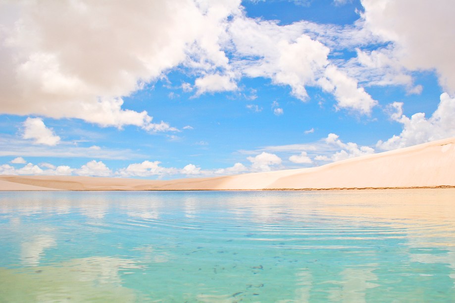 <strong><a href="https://viajeaqui.abril.com.br/cidades/br-ma-lencois-maranhenses" rel="LENÇÓIS MARANHENSES" target="_blank">LENÇÓIS MARANHENSES</a> TRÊS-ESTRELAS</strong>        As famosas dunas e lagoas do Maranhão são o destino deste pacote de cinco noites em hotéis três-estrelas, duas delas em <a href="https://viajeaqui.abril.com.br/cidades/br-ma-sao-luis" rel="São Luís" target="_blank">São Luís</a> e três em <a href="https://viajeaqui.abril.com.br/cidades/br-ma-barreirinhas" rel="Barreirinhas" target="_blank">Barreirinhas</a>, principal porta de entrada do <a href="https://viajeaqui.abril.com.br/estabelecimentos/br-ma-barreirinhas-atracao-parque-nacional-dos-lencois-maranhenses" rel="Parque Nacional dos Lençóis Maranhenses" target="_blank">Parque Nacional dos Lençóis Maranhenses</a>. O roteiro inclui <a href="https://viajeaqui.abril.com.br/estabelecimentos/br-ma-barreirinhas-atracao-de-barco-pelo-rio-preguicas" rel="passeio de lancha pelo Rio Preguiças" target="_blank">passeio de lancha pelo Rio Preguiças</a>, visita a um circuito com as lagoas mais cheias e city tours.        <strong>Quando:</strong> em 5 de fevereiro        <strong>Quem leva:</strong> <a href="https://pisa.tur.br/" rel="Pisa Trekking" target="_blank">Pisa Trekking</a>        <strong>Quanto:</strong> R$ 3279