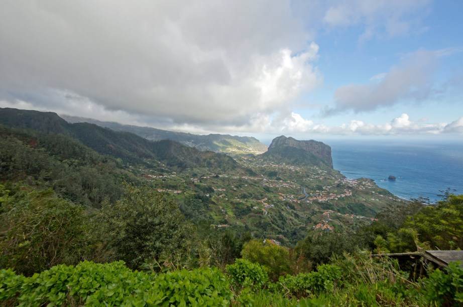 <strong>ILHA DA MADEIRA </strong>                Parte do território português, a Ilha da Madeira tem idioma, costumes e moeda europeus, mas um clima subtropical – e, até a edição 2012 do Guinness, o maior espetáculo de fogos de Réveillon do mundo. No roteiro, são três noites na ilha, no <a href="https://bit.ly/pstn_cp" rel="Pestana Casino" target="_blank">Pestana Casino</a>, com ceia no dia 31 e tour por Funchal, a capital, e três em <a href="https://viajeaqui.abril.com.br/cidades/portugal-lisboa?iframe=true" rel="Lisboa" target="_self">Lisboa</a>, no <a href="https://bit.ly/tvl_lsb" rel="Tivoli" target="_blank">Tivoli</a>, de onde partem passeios para <a href="https://viajeaqui.abril.com.br/cidades/portugal-sintra" rel="Sintra" target="_self">Sintra</a> e <a href="https://viajeaqui.abril.com.br/cidades/portugal-cascais-e-estoril" rel="Cascais" target="_self">Cascais</a>                <strong>QUANDO:</strong> Em 29 de dezembro                <strong>QUEM LEVA:</strong> A <a href="https://bit.ly/b_vy" rel="Bon Voyage" target="_blank">Bon Voyage</a>                <strong>QUANTO: </strong>US$ 1 578 (sem aéreo)