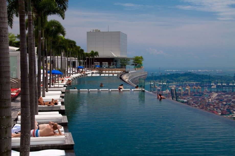 O hotel é um dos principais pontos turísticos do país e abriga uma linda piscina infinita ao ar livre. E com um bônus: ela está localizada no topo do edifício! As acomodações de luxo são um grande destaque <em><a href="https://www.booking.com/landmark/sg/marina-bay-sands-casino.pt-br.html?aid=332455&label=viagemabril-as-piscinas-mais-incriveis-do-mundo" target="_blank">Veja os preços do Hotel Marina Bay Sands no Booking.com</a></em>