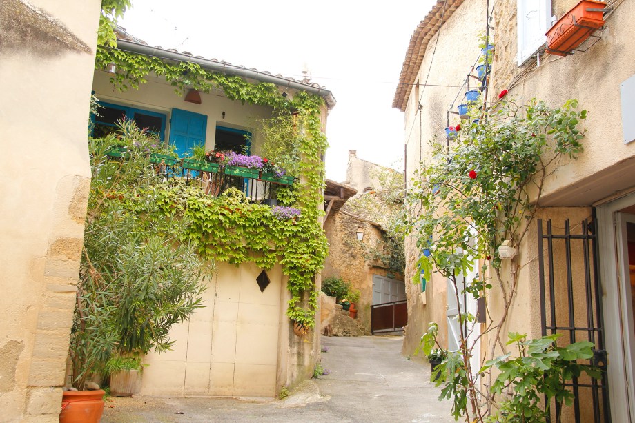 As ruas de Lourmarin são as responsáveis por deixar os viajantes encantados. Os terraços e galerias cobertos por heras e enfeitados com flores de todos os tipos dão o tom único