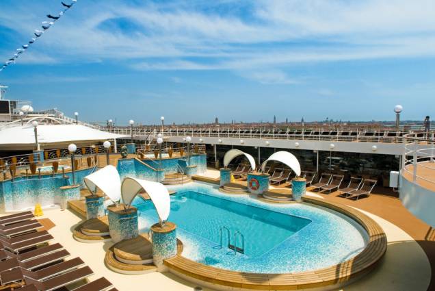 Piscina com borda molhada resgata o clima de praia Piscina com borda molhada resgata o clima de praia
