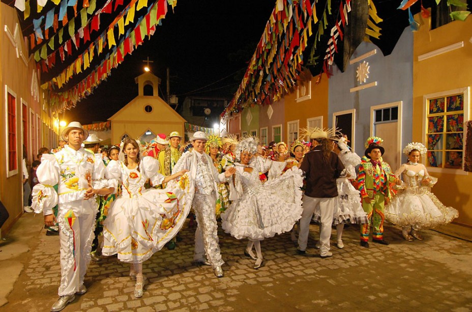 Cerca de 300 quadrilhas se apresentam todo ano na tradicional festa junina de Campina Grande