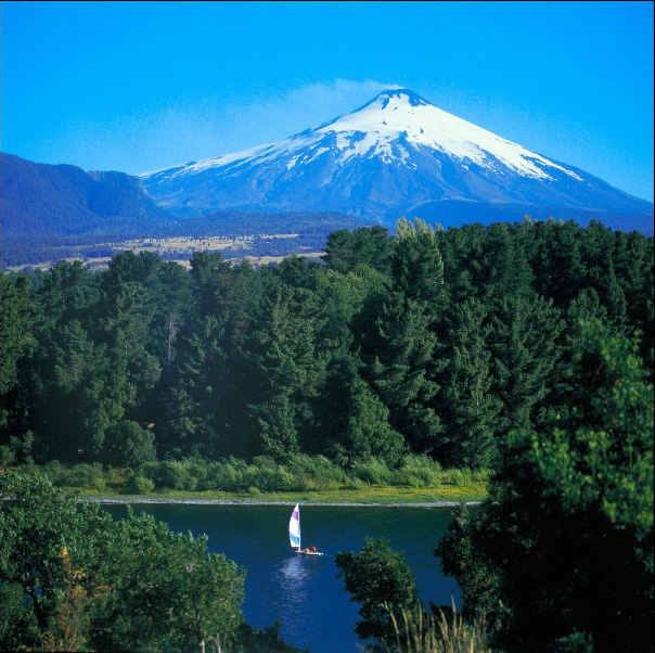 A grande estrela de Pucón é o Vulcão Villarica, que entrou em erupção pela última vez na década de 90. É possível subir o gigante em carro próprio A grande estrela de Pucón é o Vulcão Villarica, que entrou em erupção pela última vez na década de 90. É possível subir o gigante em carro próprio