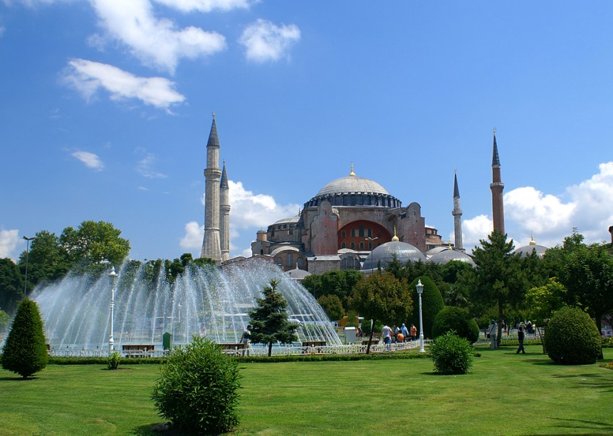 A Basílica de Santa Sofia, ou Aya Sofia, é um marco da passagem de dois impérios: o Bizantino e o Otomano