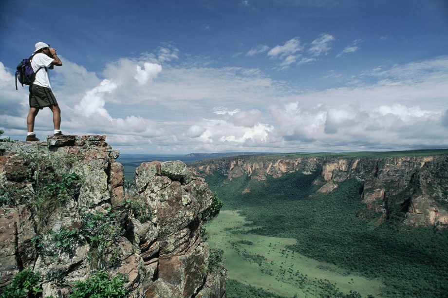 O Parque Nacional da Chapada dos Guimarães é a principal atração da cidade com suas cachoeiras, grutas e cânions