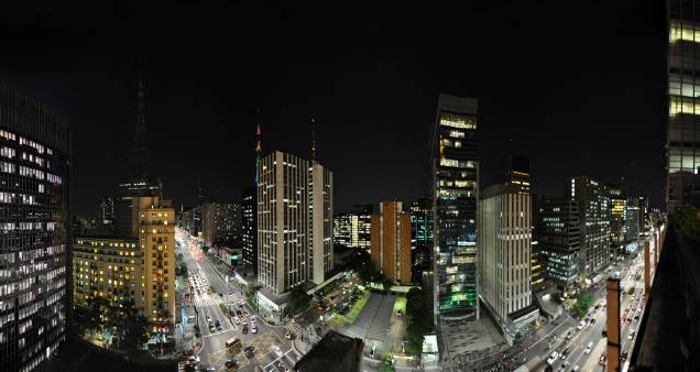 <a href="https://viajeaqui.abril.com.br/cidades/br-sp-sao-paulo" target="_blank" rel="noopener"><strong>São Paulo (SP) </strong></a> Os contrastes da maior cidade da América do Sul são feitos de limites tênues entre o histórico e o moderno. Um ano pode não ser o suficiente para entender e conhecer todas as peculiaridades da capital paulista. Mas em um final de semana você encontra o que procura, seja na noite envolvente, na cultura diversificada, na gastronomia rica ou em patrimônios públicos <a href="https://www.booking.com/city/br/sao-paulo.pt-br.html?aid=332455&label=viagemabril-voltapelobrasil" target="_blank" rel="noopener"><em>Veja hotéis em São Paulo no booking.com</em></a> <a href="https://viajeaqui.abril.com.br/cidades/br-sp-sao-paulo" target="_blank" rel="noopener"><strong>São Paulo (SP) </strong></a> Os contrastes da maior cidade da América do Sul são feitos de limites tênues entre o histórico e o moderno. Um ano pode não ser o suficiente para entender e conhecer todas as peculiaridades da capital paulista. Mas em um final de semana você encontra o que procura, seja na noite envolvente, na cultura diversificada, na gastronomia rica ou em patrimônios públicos <a href="https://www.booking.com/city/br/sao-paulo.pt-br.html?aid=332455&label=viagemabril-voltapelobrasil" target="_blank" rel="noopener"><em>Veja hotéis em São Paulo no booking.com</em></a>