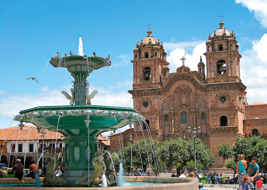 <strong>Plaza de Armas</strong>Explore vagarosamente toda a extensão da Plaza de Armas, ponto central da cidade, com lojas e bares interessantes, além das igrejas que dão para a praça. Uma visita à Catedral, que levou mais de 100 anos para ficar pronta, é obrigatória!