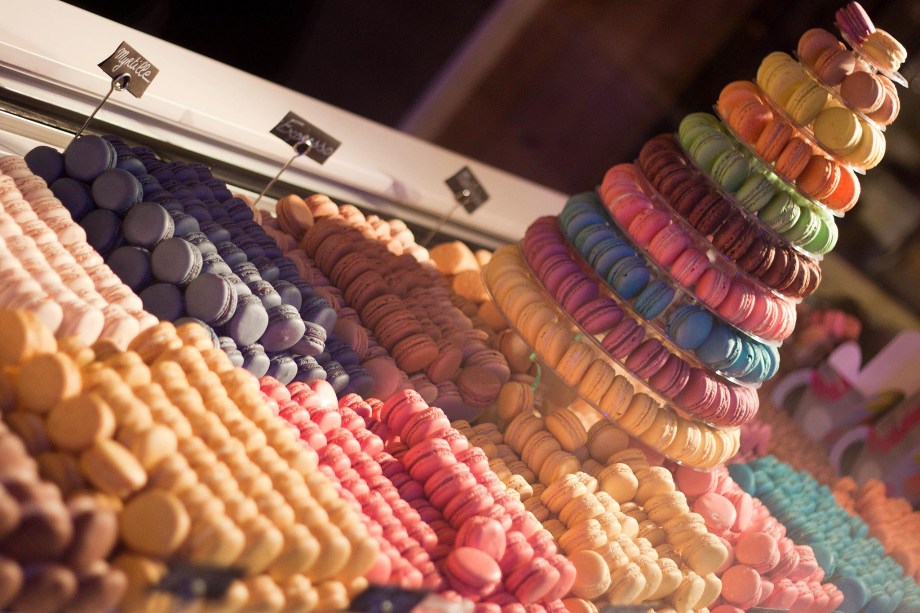 Lojinha de macarrons de vários sabores na vila de Chamonix, França