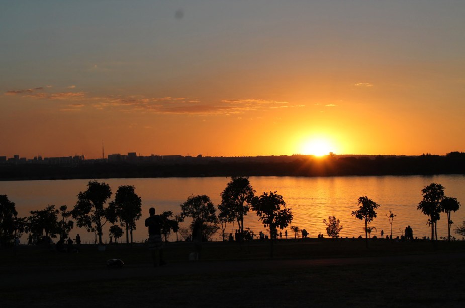 <a href="https://viajeaqui.abril.com.br/estados/br-distrito-federal" rel="Distrito Federal: "><strong>Distrito Federal:</strong> </a>Em Brasília, o Lago Paranoá é uma boa opção para curtir um início de noite. 