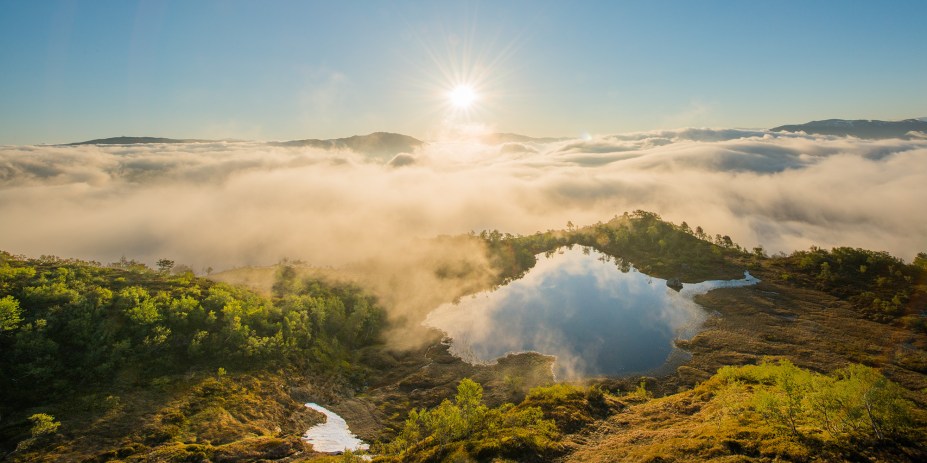 Acima das nuvens densas, o sol nasce arrebatador em Nordfjord, região oeste da Noruega