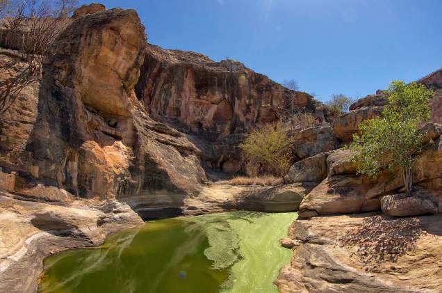 <a href="https://viajeaqui.abril.com.br/cidades/br-pi-serra-da-capivara" target="_blank" rel="noopener"><strong>Serra da Capivara (PI) </strong></a> O <a href="https://viajeaqui.abril.com.br/estabelecimentos/br-pi-serra-da-capivara-atracao-da-serra-da-capivara" target="_blank" rel="noopener">Parque Nacional da Serra da Capivara</a> é Patrimônio Mundial da Unesco. A grande quantidade de pinturas rupestres é ainda mais atraente do que as incríveis formações rochosas, cânions e serras. A Serra tem a maior concentração de sítios arqueológicos do mundo - são mais de 1200, sendo que 170 estão abertos ao público <a href="https://www.booking.com/city/br/teresina.pt-br.html?aid=332455&label=viagemabril-voltapelobrasil"><em>Veja hotéis em Teresina no booking.com</em></a> <a href="https://viajeaqui.abril.com.br/cidades/br-pi-serra-da-capivara" target="_blank" rel="noopener"><strong>Serra da Capivara (PI) </strong></a> O <a href="https://viajeaqui.abril.com.br/estabelecimentos/br-pi-serra-da-capivara-atracao-da-serra-da-capivara" target="_blank" rel="noopener">Parque Nacional da Serra da Capivara</a> é Patrimônio Mundial da Unesco. A grande quantidade de pinturas rupestres é ainda mais atraente do que as incríveis formações rochosas, cânions e serras. A Serra tem a maior concentração de sítios arqueológicos do mundo - são mais de 1200, sendo que 170 estão abertos ao público <a href="https://www.booking.com/city/br/teresina.pt-br.html?aid=332455&label=viagemabril-voltapelobrasil"><em>Veja hotéis em Teresina no booking.com</em></a>