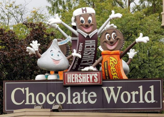 <strong>Hershey’s Chocolate World - Pensilvânia, <a href="https://viajeaqui.abril.com.br/paises/estados-unidos" rel="EUA " target="_blank">EUA </a></strong> A loja e museu tem unidades em outras oito localidades (Nova York, Las Vegas, Chicago, Niagara Falls, Dubai, Cingapura e duas unidades em Xangai), mas a mais antiga fica na Pensilvânia. Tour pela história do chocolate, oficina de barras de chocolate e degustação são algumas das atrações disponíveis <strong>Hershey’s Chocolate World - Pensilvânia, <a href="https://viajeaqui.abril.com.br/paises/estados-unidos" rel="EUA " target="_blank">EUA </a></strong> A loja e museu tem unidades em outras oito localidades (Nova York, Las Vegas, Chicago, Niagara Falls, Dubai, Cingapura e duas unidades em Xangai), mas a mais antiga fica na Pensilvânia. Tour pela história do chocolate, oficina de barras de chocolate e degustação são algumas das atrações disponíveis