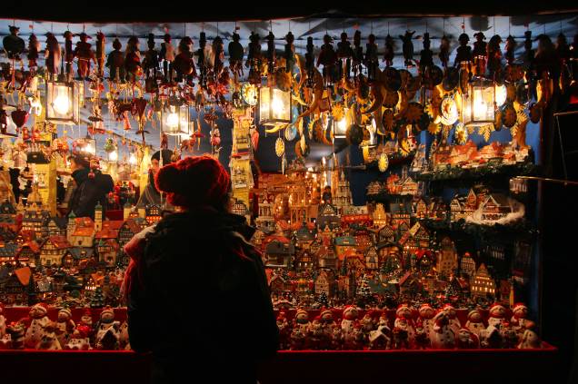 <a href="https://viajeaqui.abril.com.br/cidades/alemanha-nuremberg" target="_blank" rel="noopener"><strong>Nuremberg - Alemanha</strong></a>Com o Natal se aproximando, toda a Alemanha vai sendo tomada por seus <a href="https://viajeaqui.abril.com.br/materias/fotos-mercado-natal-alemanha-tradicao#1" target="_blank" rel="noopener">tradicionais Mercados de Natal</a>: nada mais do que lindas feiras decoradas que vendem guloseimas, enfeites e tudo mais que se relacionar com essa época do ano. A trilha sonora também segue a tradição natalina e alegra as noites frias do inverno alemão. Nuremberg tem uma das feiras natalinas mais antigas, segundo a tradição alemã<a href="https://www.booking.com/city/de/nurnberg.pt-br.html?aid=332455&label=viagemabril-natal" target="_blank" rel="noopener"><em>Veja hotéis em Nuremberg no Booking.com</em></a> <a href="https://viajeaqui.abril.com.br/cidades/alemanha-nuremberg" target="_blank" rel="noopener"><strong>Nuremberg - Alemanha</strong></a>Com o Natal se aproximando, toda a Alemanha vai sendo tomada por seus <a href="https://viajeaqui.abril.com.br/materias/fotos-mercado-natal-alemanha-tradicao#1" target="_blank" rel="noopener">tradicionais Mercados de Natal</a>: nada mais do que lindas feiras decoradas que vendem guloseimas, enfeites e tudo mais que se relacionar com essa época do ano. A trilha sonora também segue a tradição natalina e alegra as noites frias do inverno alemão. Nuremberg tem uma das feiras natalinas mais antigas, segundo a tradição alemã<a href="https://www.booking.com/city/de/nurnberg.pt-br.html?aid=332455&label=viagemabril-natal" target="_blank" rel="noopener"><em>Veja hotéis em Nuremberg no Booking.com</em></a>