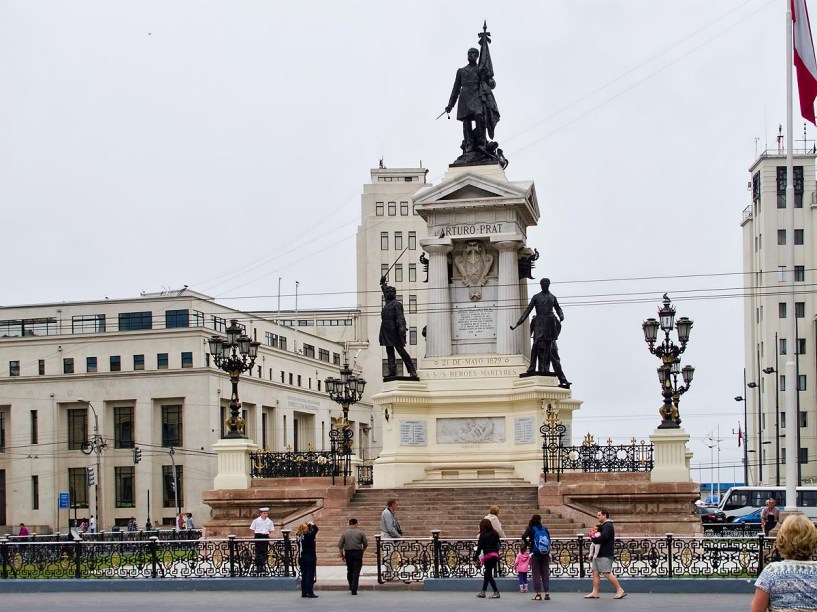 Monumento a los Héroes de Iquique, na Plaza Sotomayor, centro de Valparaíso, Chile; no Réveillon, é aqui que ocorrem grandes queimas de fogos de artifício