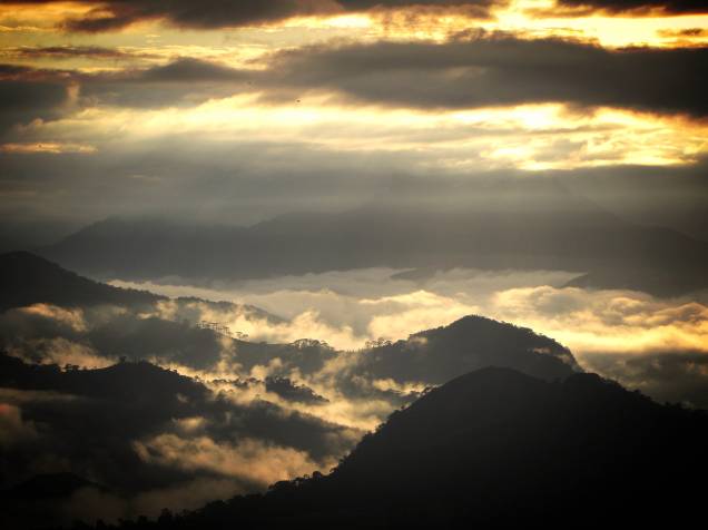 <a href="https://viajeaqui.abril.com.br/cidades/br-rj-visconde-de-maua" rel="VISCONDE DE MAUÁ" target="_blank"><strong>VISCONDE DE MAUÁ</strong></a> Em um trecho da Serra da Mantiqueira próximo à tríplice divisa de estados (RJ, MG e SP), a região atrai casais em busca de pousadas charmosas para curtir o frio e aventureiros que aproveitam a natureza preservada em passeios radicais. O roteiro turístico é composto de três vilas: Visconde de Mauá, que pertence a Resende (RJ); Maringá, dividida entre Itatiaia (RJ) e Bocaina de Minas (MG); e Maromba, que faz parte de Itatiaia. <strong>Como chegar:</strong> A partir do Rio de Janeiro, a 202 quilômetros de distância, o caminho é direto pela Via Dutra (BR-116). Pegue a saída do km 311, no trevo de Penedo, e siga as placas que indicam a subida da serra até Visconde de Mauá. <a href="https://viajeaqui.abril.com.br/cidades/br-rj-visconde-de-maua" rel="VISCONDE DE MAUÁ" target="_blank"><strong>VISCONDE DE MAUÁ</strong></a> Em um trecho da Serra da Mantiqueira próximo à tríplice divisa de estados (RJ, MG e SP), a região atrai casais em busca de pousadas charmosas para curtir o frio e aventureiros que aproveitam a natureza preservada em passeios radicais. O roteiro turístico é composto de três vilas: Visconde de Mauá, que pertence a Resende (RJ); Maringá, dividida entre Itatiaia (RJ) e Bocaina de Minas (MG); e Maromba, que faz parte de Itatiaia. <strong>Como chegar:</strong> A partir do Rio de Janeiro, a 202 quilômetros de distância, o caminho é direto pela Via Dutra (BR-116). Pegue a saída do km 311, no trevo de Penedo, e siga as placas que indicam a subida da serra até Visconde de Mauá.