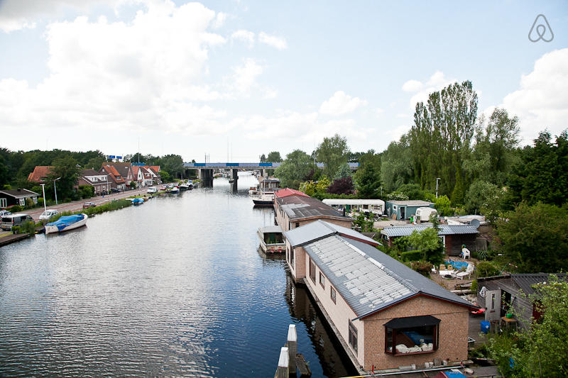 <a href="https://www.airbnb.com.br/rooms/793425" rel="16. Amsterdã, Holanda" target="_blank"><strong>16. Amsterdã, Holanda</strong></a>O que acha de ficar em uma casa-barco com capacidade para 16 pessoas, ter uma praia privada em 200 metros e um bar no jardim?