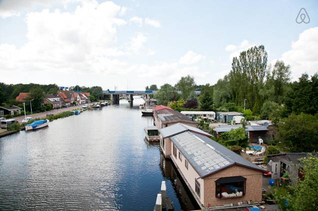 <a href="https://www.airbnb.com.br/rooms/793425" rel="16. Amsterdã, Holanda" target="_blank"><strong>16. Amsterdã, Holanda</strong></a>O que acha de ficar em uma casa-barco com capacidade para 16 pessoas, ter uma praia privada em 200 metros e um bar no jardim? <a href="https://www.airbnb.com.br/rooms/793425" rel="16. Amsterdã, Holanda" target="_blank"><strong>16. Amsterdã, Holanda</strong></a>O que acha de ficar em uma casa-barco com capacidade para 16 pessoas, ter uma praia privada em 200 metros e um bar no jardim?