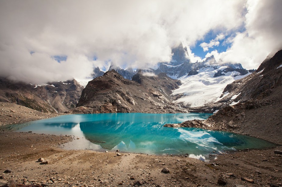 A atmosfera simples de <a href="https://viajeaqui.abril.com.br/cidades/ar-el-chalten" rel="El Chaltén" target="_blank">El Chaltén</a>, na <a href="https://viajeaqui.abril.com.br/paises/argentina" rel="Argentina" target="_blank">Argentina</a>, é uma herança dos fazendeiros que habitavam boa parte da região. Por aqui, turistas aventureiros e montanhistas se arriscam por seus cenários para praticar esportes de aventura. Não é raro, aliás, encontrar um grande número de mochileiros percorrendo o entorno de suas lagoas de águas leitosas e azuis