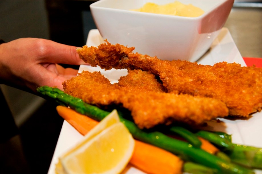 Presença obrigatória nos cardápios dos restaurantes vienenses, o schnitzel é uma espécie de milanesa que vem acompanhada por legumes, salada ou batatas (em purê, fritas ou cozidas)