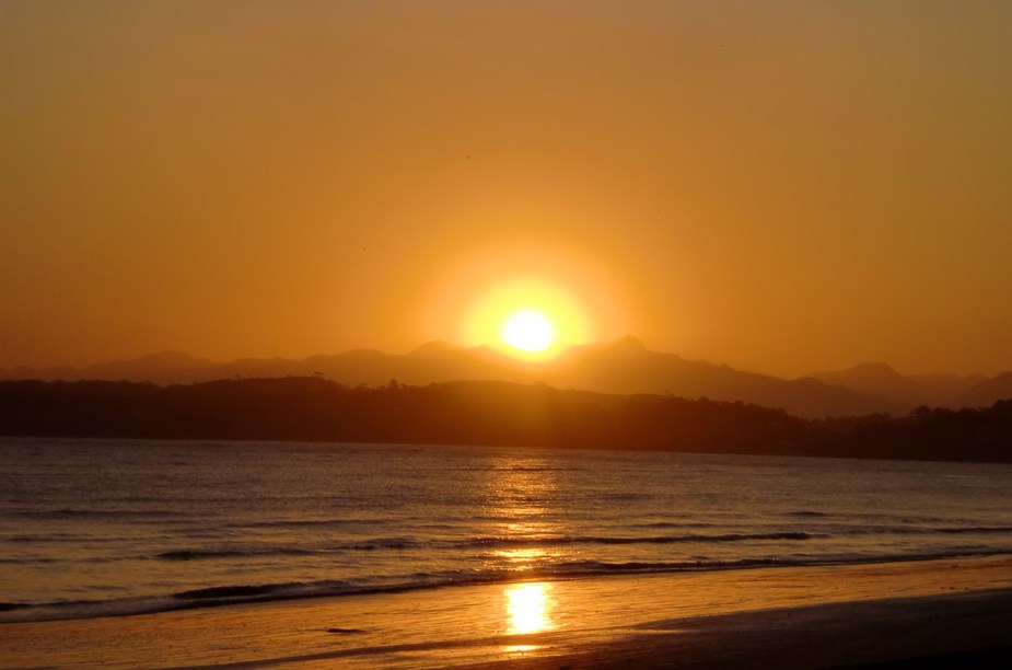 <a href="https://viajeaqui.abril.com.br/estados/br-espirito-santo" rel="Espírito Santo:"><strong>Espírito Santo:</strong></a> As praias de Anchieta também oferecem vista privilegiada para o sol.