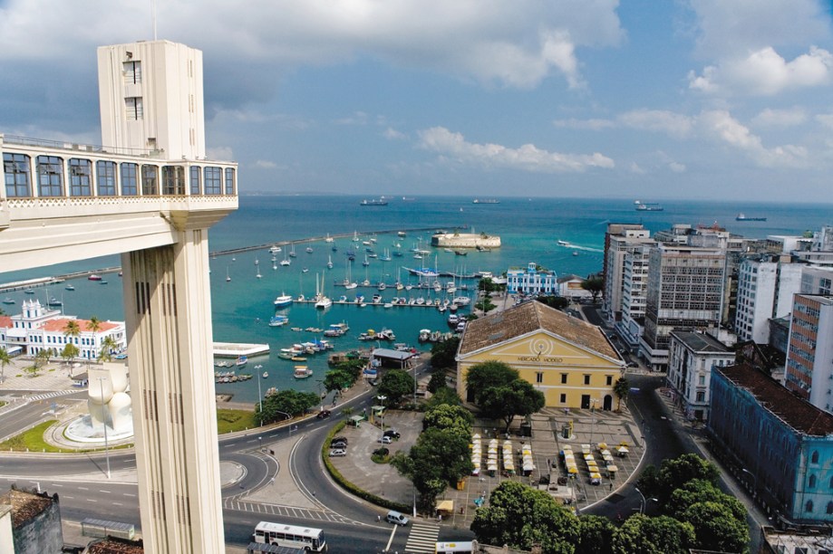 Vista icônica de Salvador, com o Elevador Lacerda, o Mercado Modelo e, ao fundo, o Forte de São Marcelo