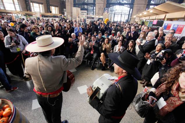<strong>5. <a href="https://viajeaqui.abril.com.br/estabelecimentos/chile-santiago-atracao-estacion-mapocho" rel="Centro Cultural Estación Mapocho" target="_blank">Centro Cultural Estación Mapocho</a></strong> Apresentações de poesia (lembre-se, você está na terra do Pablo Neruda), exposições de arte e números de dança também são realizados com frequência no Centro Cultural, que fica na Plaza de la Cultura, no Centro da capital chilena <strong>5. <a href="https://viajeaqui.abril.com.br/estabelecimentos/chile-santiago-atracao-estacion-mapocho" rel="Centro Cultural Estación Mapocho" target="_blank">Centro Cultural Estación Mapocho</a></strong> Apresentações de poesia (lembre-se, você está na terra do Pablo Neruda), exposições de arte e números de dança também são realizados com frequência no Centro Cultural, que fica na Plaza de la Cultura, no Centro da capital chilena