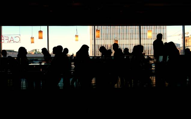 A Suécia possui uma vida cultural agitada e os cafés são parte fundamental desse cenário, principalmente nos frios dias de inverno A Suécia possui uma vida cultural agitada e os cafés são parte fundamental desse cenário, principalmente nos frios dias de inverno