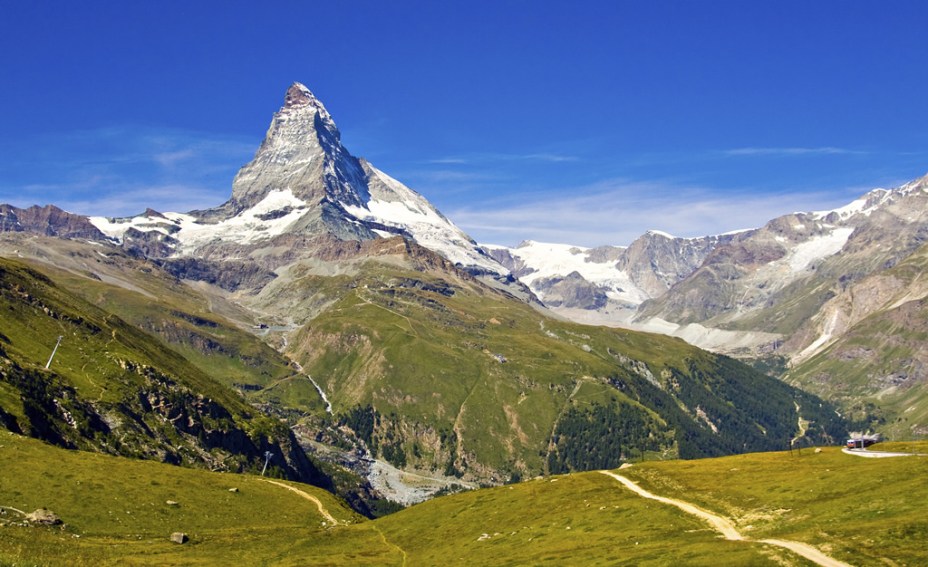 Ao pés da montanha Matterhorn, de 4478 metros de altitude, Zermatt combina muita neve com pistas de esqui, comida memorável e paisagens épicas