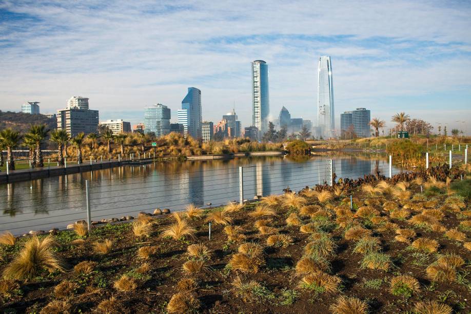 <strong>SANTIAGO, CHILE</strong>    Opções de lazer também não faltam na capital chilena! No mirante do Cerro San Cristóbal, por exemplo, turistas podem levar as mães para uma altura de 880 metros sobre o nível do mar e apreciar a incrível vista da bela metrópole latino-americana. Se a mãe for uma fã de gastronomia, o Mercado Central, inaugurado em 1872 e dono de uma linda estrutura de ferro, é a melhor opção. O lugar funciona como uma grande praça de alimentação, com restaurantes que servem exóticos frutos do mar colhidos nas águas do Oceano Pacífico.