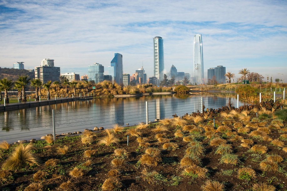 <strong>8. <a href="https://viajeaqui.abril.com.br/estabelecimentos/chile-santiago-atracao-parque-bicentenario" rel="Parque Bicentenario " target="_blank">Parque Bicentenario</a></strong>    Se você tiver tempo para visitar apenas um parque em Santiago, escolha o Parque Bicentenario: poucos espaços verdes da capital chilena irão oferecer visões tão interessantes como ele