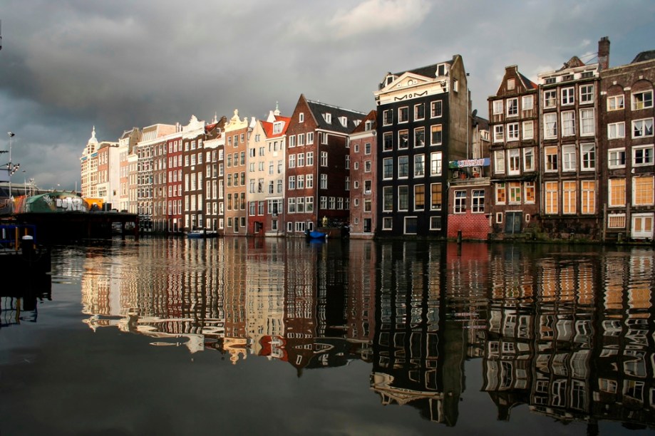 A simpática <a href="https://viajeaqui.abril.com.br/cidades/holanda-amsterda" rel="Amsterdã ">Amsterdã </a>possui dezenas de bares, dos bem fuleiros (mas com uma atmosfera muito especial) aos mais chiques, dentro do anel de canais ou no bairro dos bacaninhas, o Joordan    Mais em <a href="https://viajeaqui.abril.com.br/materias/48-horas-em-amsterda" rel="48 Horas em Amsterdã">48 Horas em Amsterdã</a>