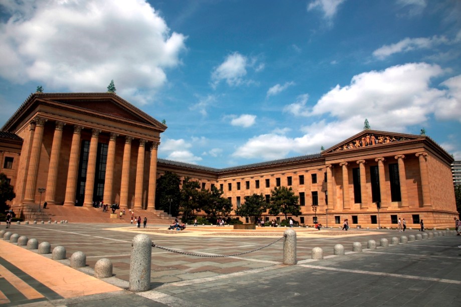 Não há quem não vá à Filadélfia e tire uma foto nas escadarias do <strong>Philadelphia Museum of Art</strong>, saltando e de braços erguidos. Só não é mais patético por que você terá a companhia de mais meia dúzia de pessoas fazendo exatamente a mesma coisa. E, convenhamos, faz parte da diversão no berço da liberdade americana. Tanto que uma estátua do personagem está lá junto aos pés dos degraus para mais fotos. Outros locais de filmagem são a casa na 1818 East Tusculum Street e o <strong>Fairmont Park</strong>.
<strong>Rocky, um Lutador </strong>(<em>Rocky</em>, Estados Unidos, 1976) <strong>Diretor: </strong>John G. Avildsen <strong>Estrelando: </strong>Sylvester Stallone e Talia Shire <strong>Prêmios da Academia: </strong>três, incluindo melhor filme e melhor diretor