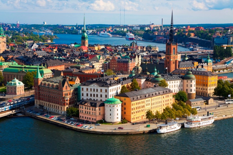 <a href="https://viajeaqui.abril.com.br/cidades/suecia-estocolmo" target="_blank" rel="noopener"><strong>Estocolmo – Suécia</strong></a>A cidade foi construída sobre uma quantidade de mais ou menos 30 mil ilhas. Isso explica a estatística de que 30% do território de Estocolmo está coberto por canais que são grandes responsáveis pelo charme e os deliciosos tours de barco. <a href="https://www.booking.com/city/se/stockholm.pt-br.html?aid=332455&label=viagemabril-venezasdomundo" target="_blank" rel="noopener"><em>Busque hospedagens em Estocolmo no booking.com</em></a>