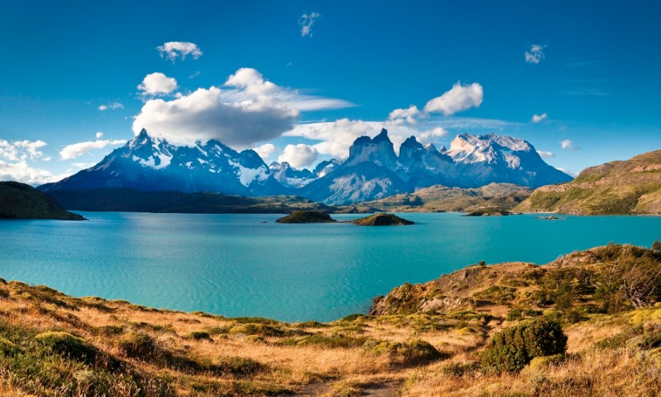 Dois dos trekking mais clássicos em <strong><a href="https://viajeaqui.abril.com.br/cidades/chile-torres-del-paine" rel="Torres del Paine" target="_blank">Torres del Paine</a></strong> são o "W", entre os vales e montanhas, e o "O", que circunda todo o maciço. Apesar do clima inclemente e imprevisível da região, quando os dias abrem em céu azul as paisagens reafirmam o título não oficial de parque mais belo do Chile. É importante conferir se o acesso às trilhas está aberto.