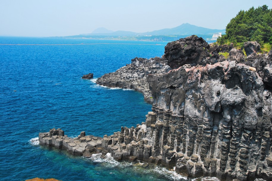 <strong>3. Jeju, Coreia do Sul</strong>    Jeju, a maior ilha da Coreia do Sul, abriga também o pico local mais alto do país: o Monte Halla, um vulcão adormecido cuja cratera está a 1.950 metros de altura. No seu entorno, ficam outros 300 vulcões menores