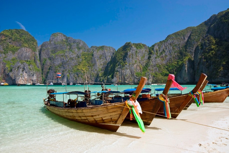 A Baía Maya, na ilha Phi Phi Leh, no sul da <a href="https://gutenberg.viagemeturismo.abril.com.br/paises/tailandia/">Tailândia</a>, ficou internacionalmente conhecida como o set de filmagem de <em>A Praia</em>, estrelada por Leonardo di Caprio. Atributos naturais para considerá-la um paraíso é o que não faltam