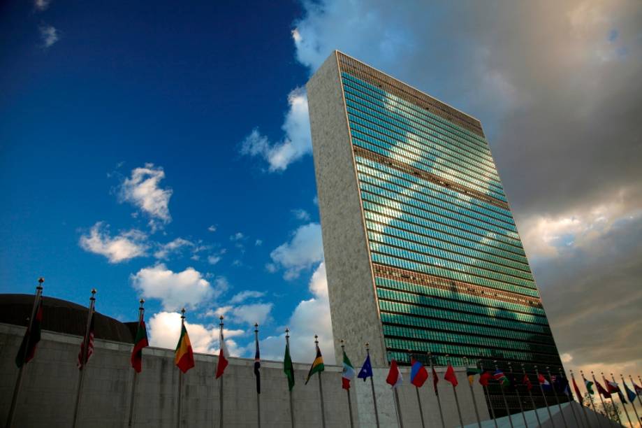 O e<a href="https://viajeaqui.abril.com.br/estabelecimentos/estados-unidos-nova-york-atracao-united-nations-onu" rel="difício-sede da ONU">difício-sede da ONU</a>, em <a href="https://viajeaqui.abril.com.br/cidades/estados-unidos-nova-york" rel="Nova York">Nova York</a>, nos Estados Unidos, foi feito sob supervisão de uma comissão de notáveis de todo o globo. Inaugurado na década de 1950, as linhas finais seguem diretrizes básicas de Niemeyer e Le Corbusier